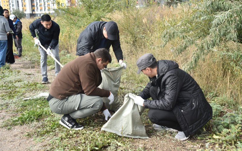 Kollektıv TRK Prezıdenta ochıstıl terrıtorııý vblızı kanala Nýra-Esıl v Astane Kollektıv TRK Prezıdenta ochıstıl terrıtorııý vblızı kanala Nýra-Esıl v Astane