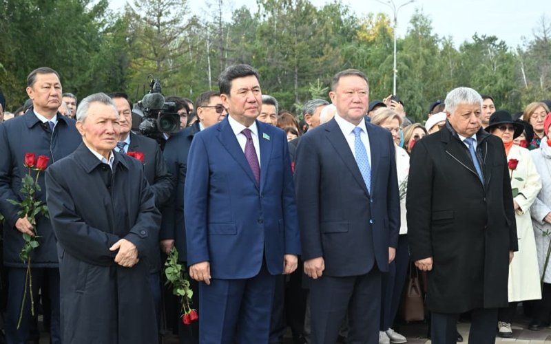 Qostanaıda Mirjaqyp Dýlatulynyń 140 jyldyǵyna oraı eskertkish ashyldy Qostanaıda Mirjaqyp Dýlatulynyń 140 jyldyǵyna oraı eskertkish ashyldy