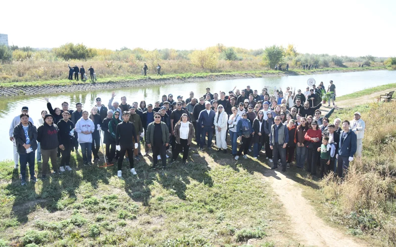 Коллектив ТРК Президента очистил территорию вблизи канала Нура-Есиль в Астане
