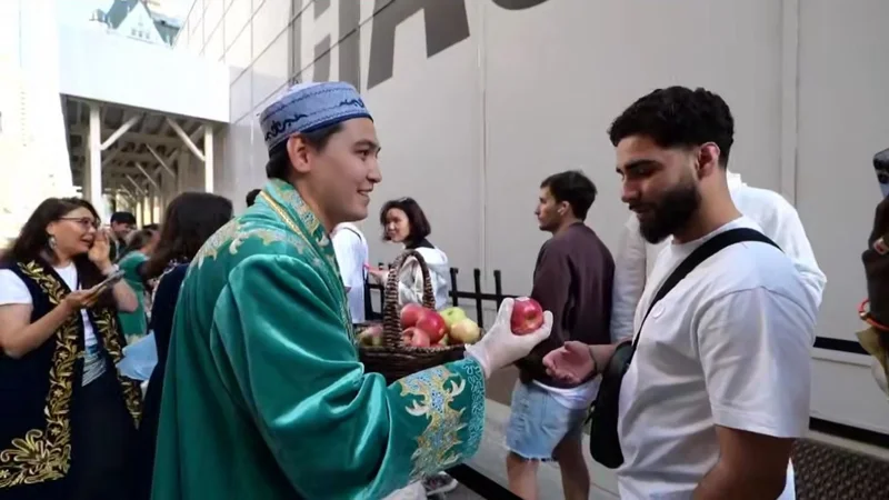 Яблоки с QR-кодами: казахстанцы провели креативную акцию в день премьеры iPhone в Нью-Йорке