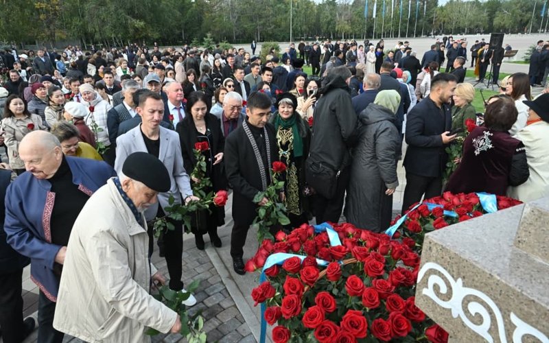 Памятник к 140-летию Мыржакыпа Дулатова открыли в Костанае Памятник к 140-летию Мыржакыпа Дулатова открыли в Костанае