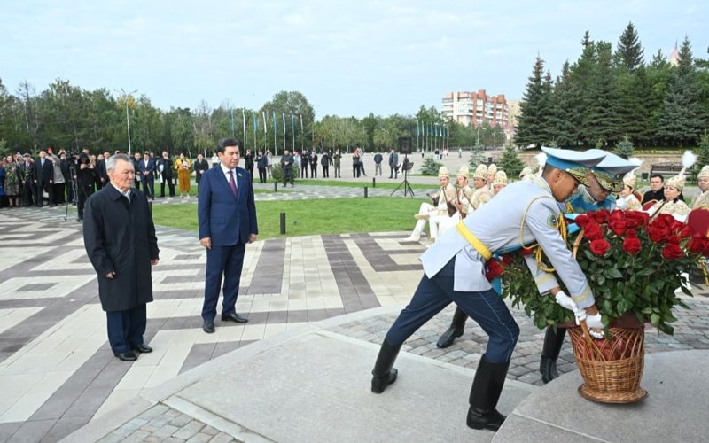 Памятник к 140-летию Мыржакыпа Дулатова открыли в Костанае Памятник к 140-летию Мыржакыпа Дулатова открыли в Костанае