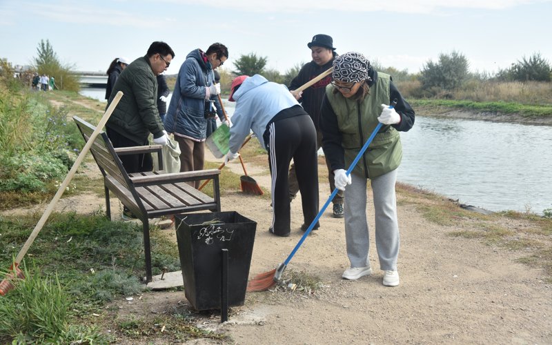 Kollektıv TRK Prezıdenta ochıstıl terrıtorııý vblızı kanala Nýra-Esıl v Astane Kollektıv TRK Prezıdenta ochıstıl terrıtorııý vblızı kanala Nýra-Esıl v Astane