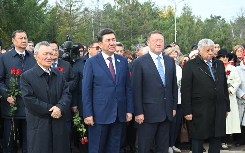 Памятник к 140-летию Мыржакыпа Дулатова открыли в Костанае Памятник к 140-летию Мыржакыпа Дулатова открыли в Костанае