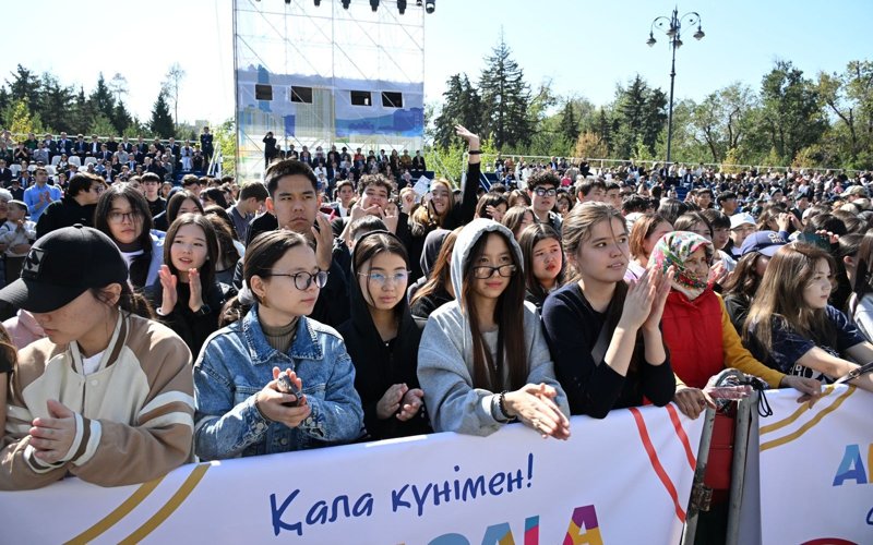Алматы отмечает День города: поздравление акима и праздничные мероприятия подростки, дети