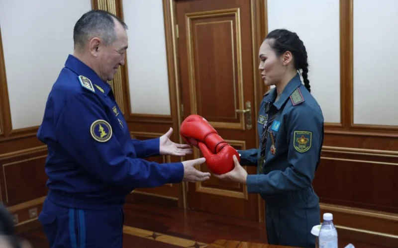 Министр обороны наградил медалью двукратную чемпионку мира по боксу