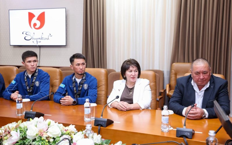 Аким Шымкента встретился со спортсменами — чемпионами мира и Азии Аким Шымкента встретился со спортсменами — чемпионами мира и Азии