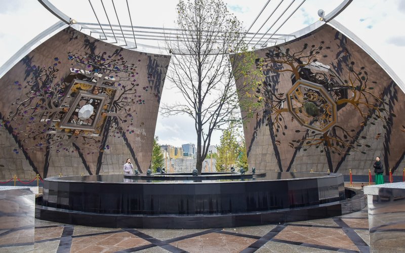 Астанада «Өмір ағашы» бой көтерді: жаңа ескерткіш – бірлік пен үндестіктің символы Астанада «Өмір ағашы» бой көтерді: жаңа ескерткіш – бірлік пен үндестіктің символы