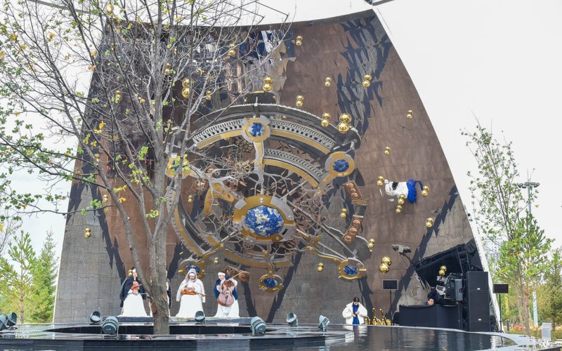 Астанада «Өмір ағашы» бой көтерді: жаңа ескерткіш – бірлік пен үндестіктің символы