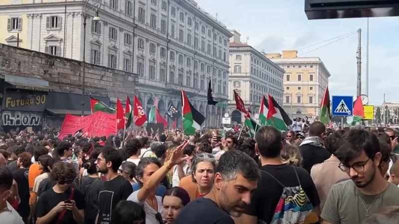 Не менее 60 полицейских ранили на пропалестинском митинге в Милане