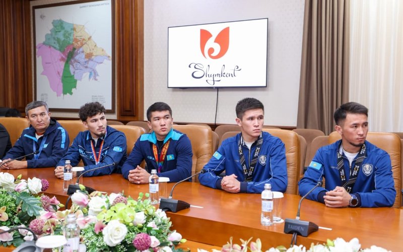 Аким Шымкента встретился со спортсменами — чемпионами мира и Азии Аким Шымкента встретился со спортсменами — чемпионами мира и Азии