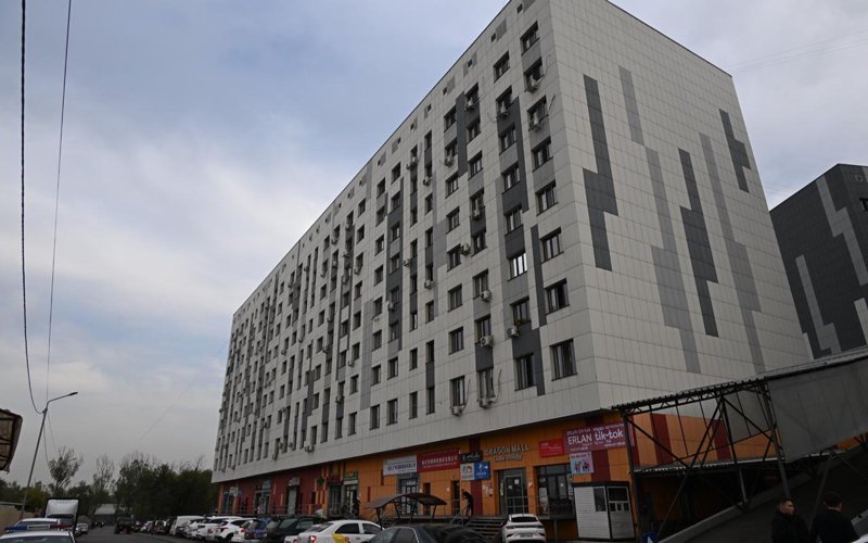 Жители ЖК в Алматы заявили о махинациях с паркингом: аким поручил провести проверку