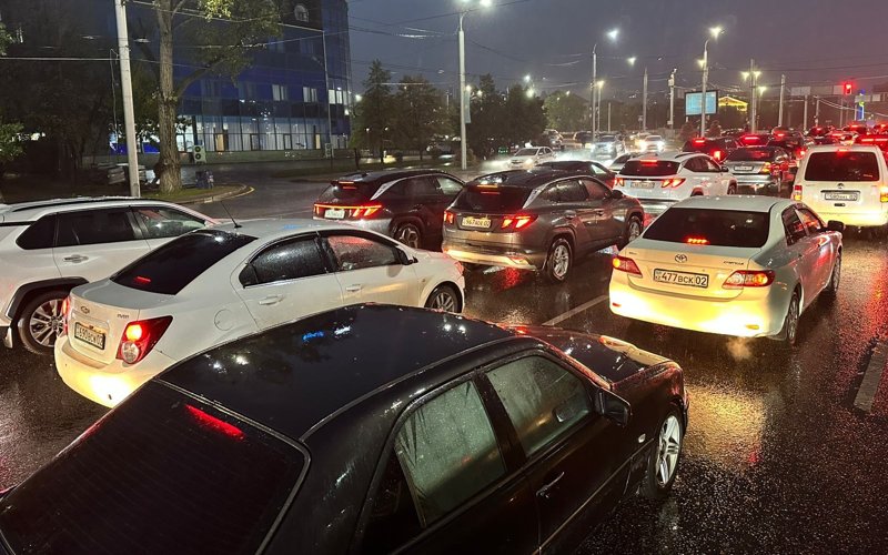 Жауын-шашын салдарынан Алматыдағы көлік кептеліс 10 балға жетті  