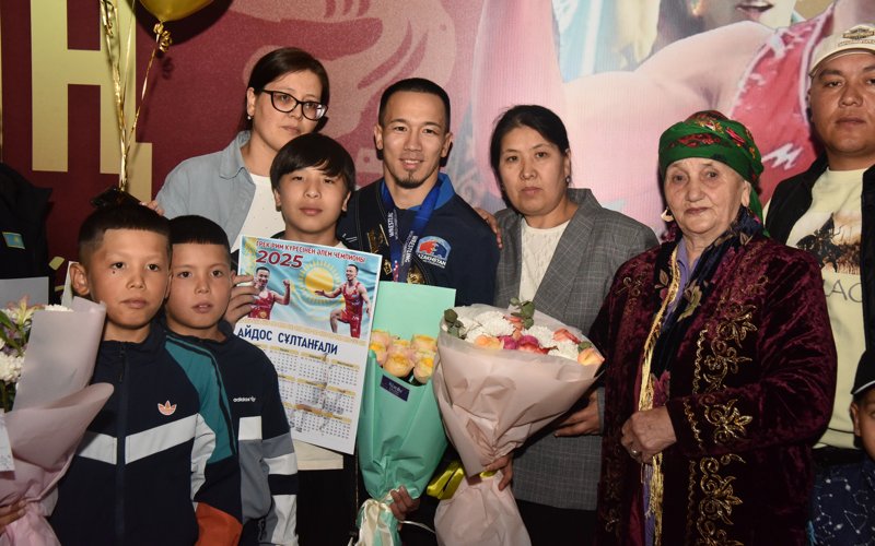 Астаналықтар күрестен әлем чемпионы Айдос Сұлтанғалиды күтіп алды