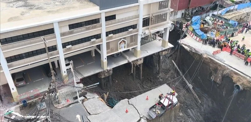 Taıland astanasy Bangkokta jol opyrylyp, 50 metrlik oıyq paıda boldy