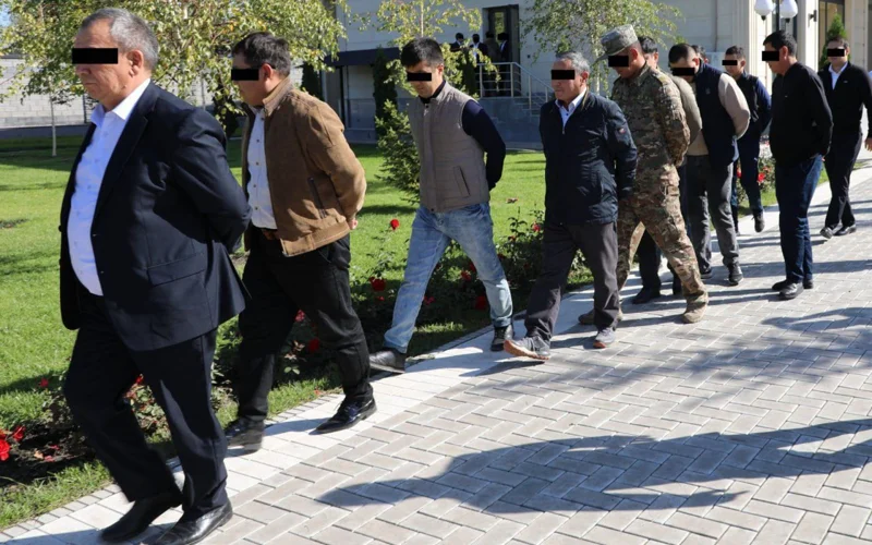 24 сотрудника госорганов задержаны за коррупцию в Кыргызстане