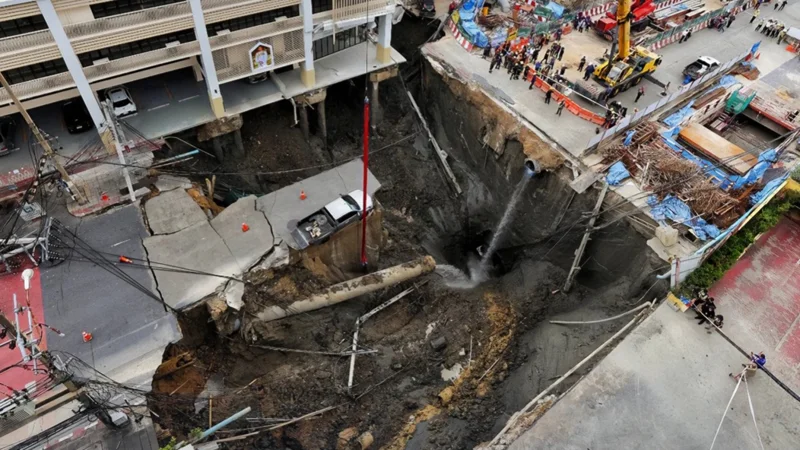 Огромная воронка в центре Бангкока поглотила часть улицы