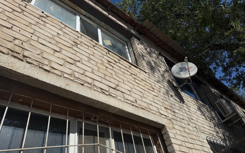 Ақтөбеде әкімдік жарты ғасыр бұрын салынған үйдің апатты жағдайда тұрғанынан бейхабар