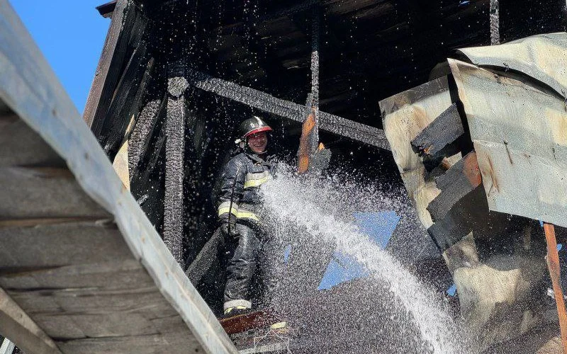 Полсотни пожарных тушили возгорание на складе в Астане 