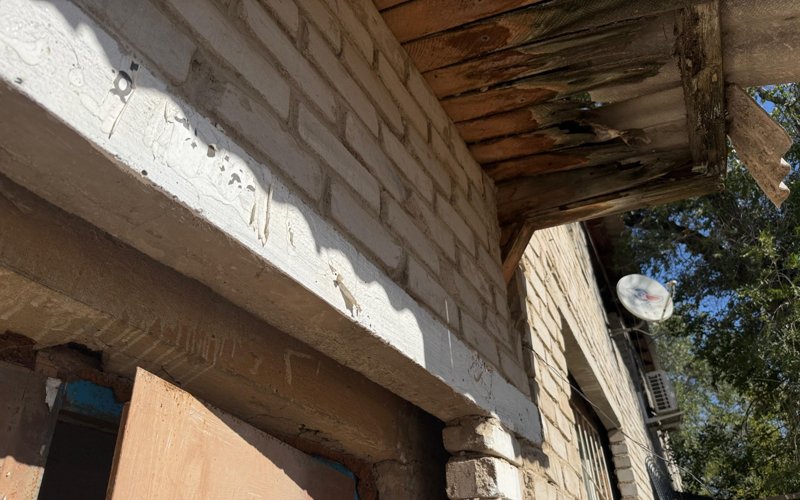 Ақтөбеде әкімдік жарты ғасыр бұрын салынған үйдің апатты жағдайда тұрғанынан бейхабар