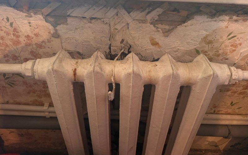 Ақтөбеде әкімдік жарты ғасыр бұрын салынған үйдің апатты жағдайда тұрғанынан бейхабар