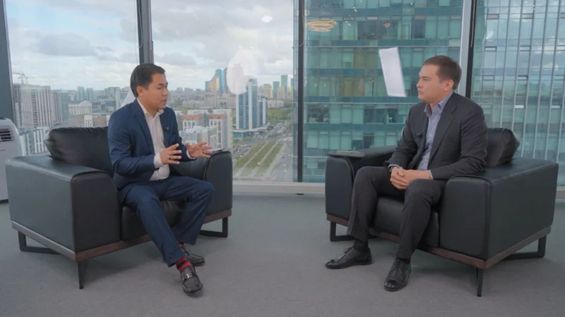 Казахстан часто называют мостом между Востоком и Западом. Это не просто метафора: географическое положение страны позволяет ей играть ключевую роль в мировой торговле. Через Казахстан проходят важнейшие маршруты, связывающие Европу и Азию. Но сегодня, в условиях растущей конкуренции и изменения мировой логистики, встает вопрос: как удержать и укрепить этот статус? Своим видением в подкасте Samruk Kazyna поделился генеральный директор АО «KTZ Express» Дамир Кожахметов, передает Azattyq Rýhy.