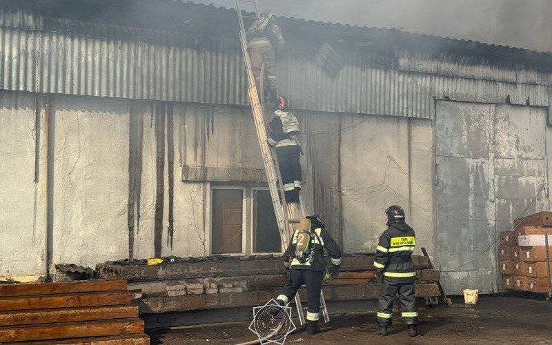 Полсотни пожарных тушили возгорание на складе в Астане 