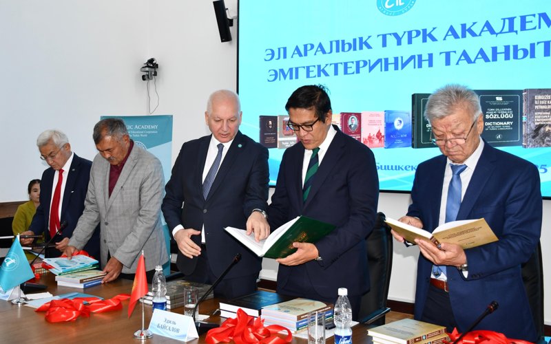 Bishkekte Túrki Akademııasynyń qyrǵyz tilindegi jańa basylymdary tanystyryldy Bishkekte Túrki Akademııasynyń qyrǵyz tilindegi jańa basylymdary tanystyryldy
