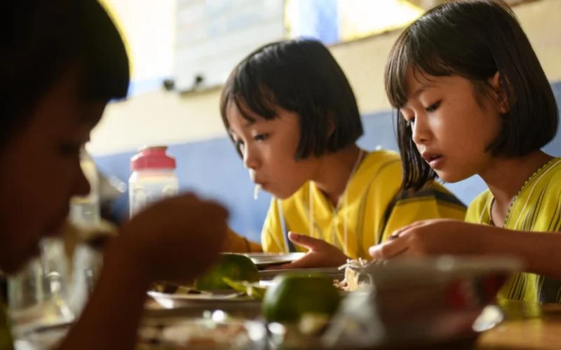 Indonezııada 1000-nan astam bala mekteptegi astan ýlanyp qaldy