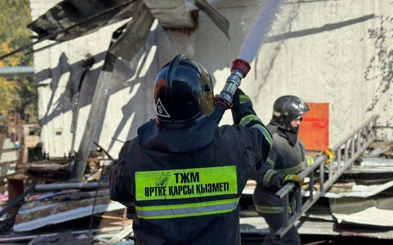 Полсотни пожарных тушили возгорание на складе в Астане 