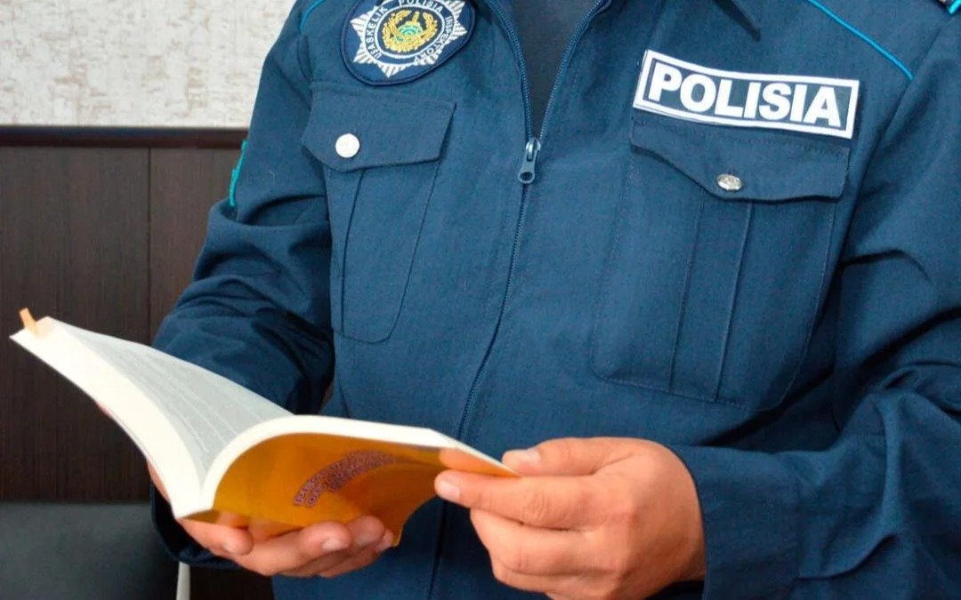 Ол оны оның мүшесіне жабыстырды