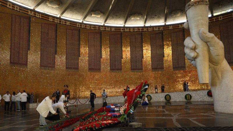 Возложение цветов в зале Воинской Славы