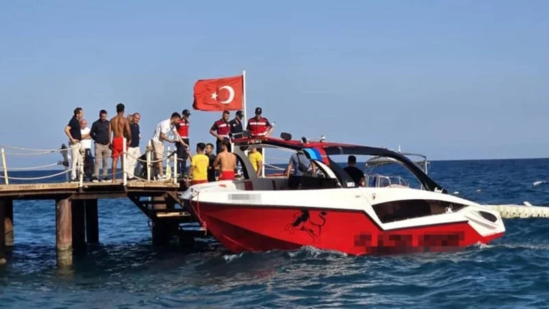 Túrkııanyń Antalıa qalasynda reseılik áıeldi qaıyq basyp qalyp, kóz jumdy