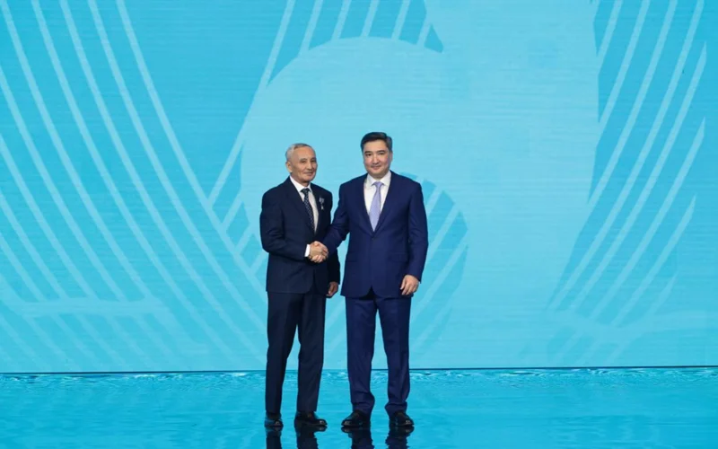 Премьер-министр Казахстана вручил награды представителям рабочих профессий