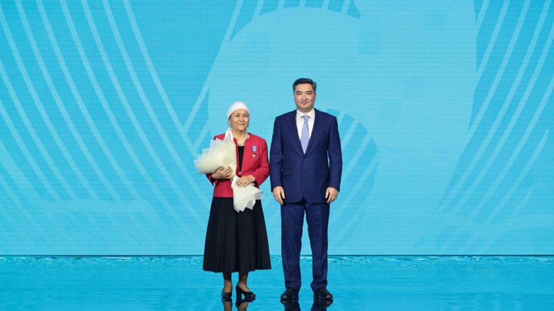 Премьер-министр Казахстана вручил награды представителям рабочих профессий