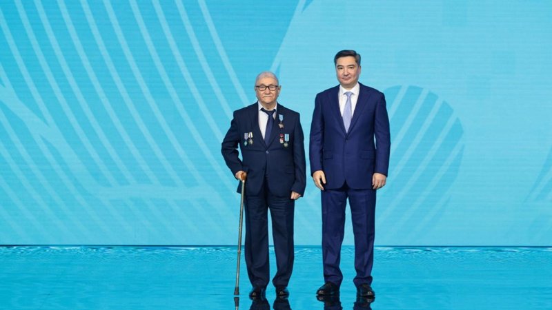 Премьер-министр Казахстана вручил награды представителям рабочих профессий