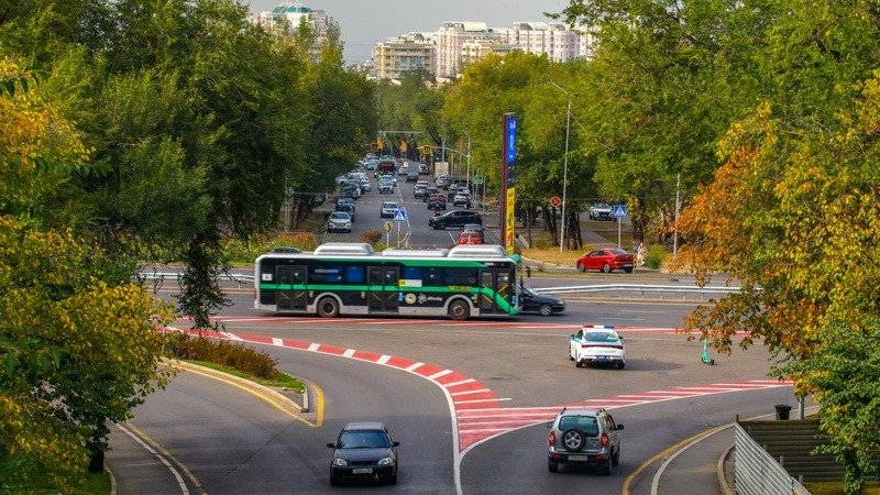 Осень в Алматы. Автобусы, авто 