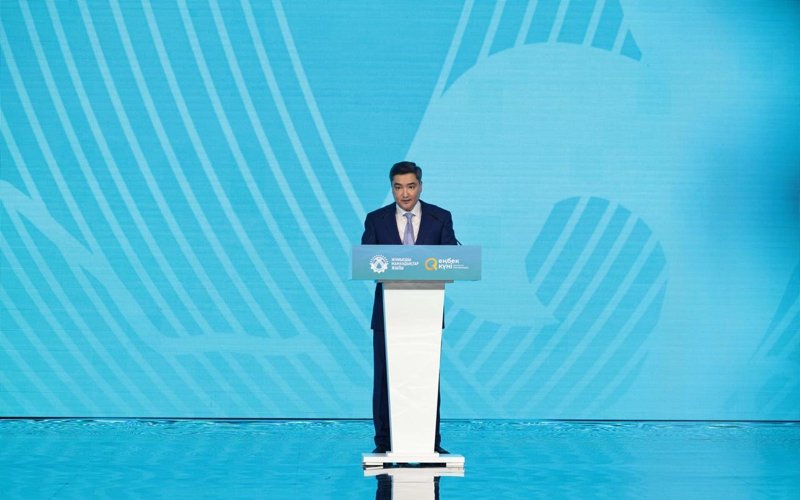 Премьер-министр Казахстана вручил награды представителям рабочих профессий