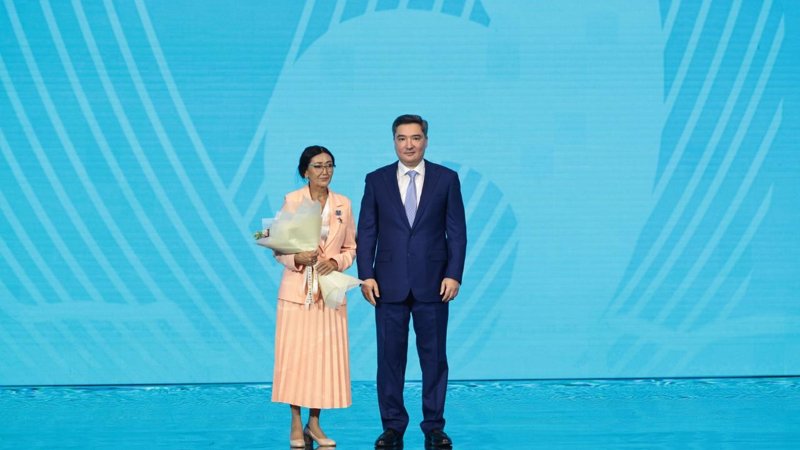 Премьер-министр Казахстана вручил награды представителям рабочих профессий