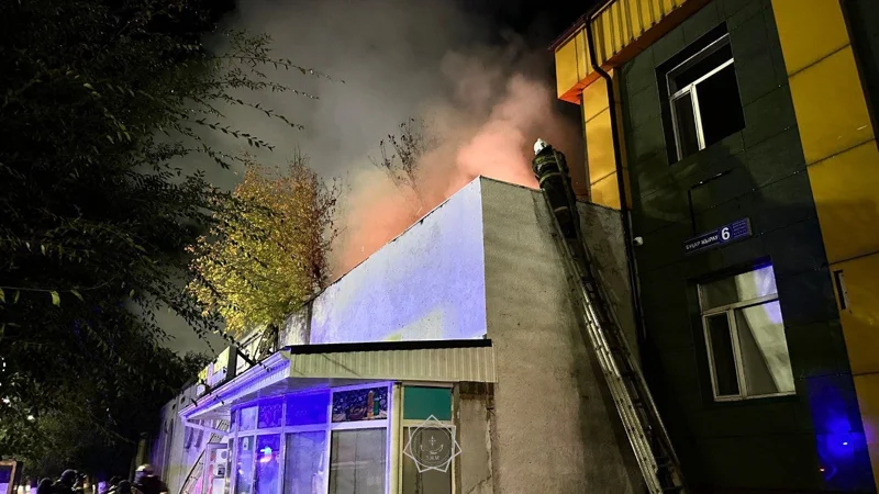 Пожар в донерной перекинулся на баню в Караганде 