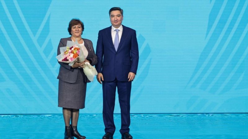Премьер-министр Казахстана вручил награды представителям рабочих профессий