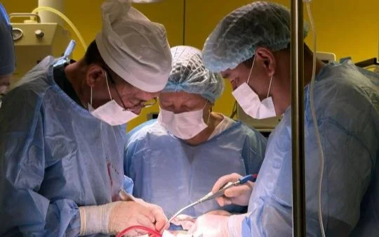 Алматыда дәрігерлер науқастың ісігін алып, жақ сүйегін эндопротезбен алмастырды