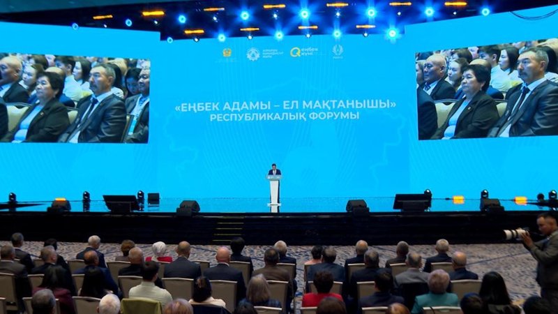 Премьер-министр Казахстана вручил награды представителям рабочих профессий