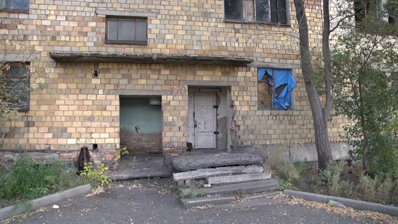 В Сарани жильцы отказываются покидать аварийный дом