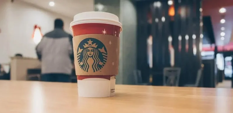 Starbucks 400-ge jýyq kofehanasyn jaýyp jatyr