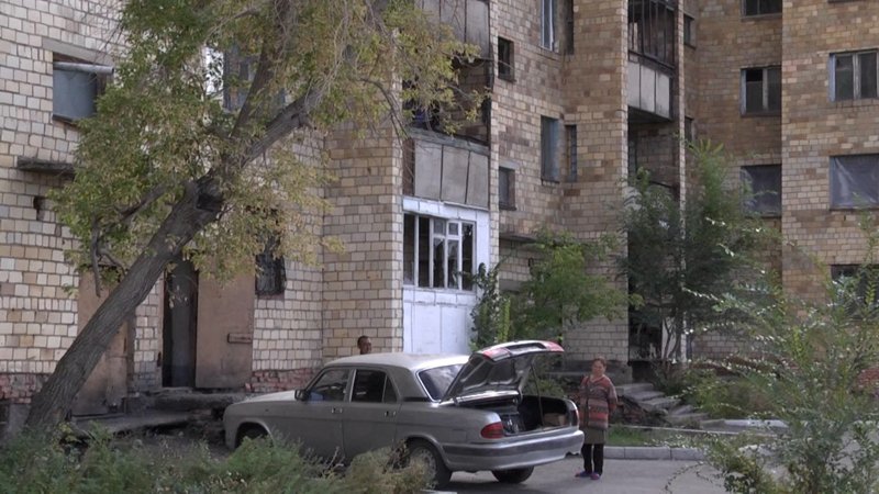 В Сарани жильцы отказываются покидать аварийный дом