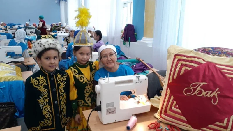 Aqtóbelik oqýshy qaryndasymen birge quraq qurap, kórpe tigedi