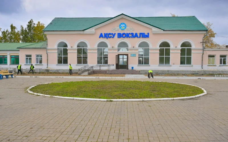 Aqsý qalasynyń temirjol vokzaly jańartylyp jatyr