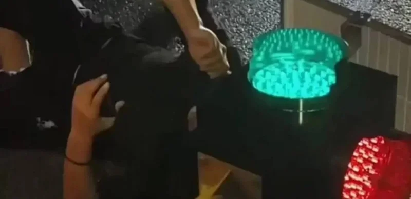 басы бағдаршамға кептеліп қалды 