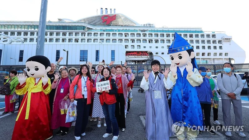 Cruise ship brings 2,700 Chinese tourists to Incheon as S. Korea begins visa-free entry